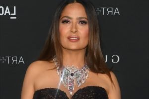 Read more about the article Salma Hayek seems extremely low-cut: horny leopard tigress via way of means of the pool!