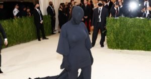 Read more about the article Kim Kardashian revient sur son look fou du Met Gala : “Je me suis battue contre”