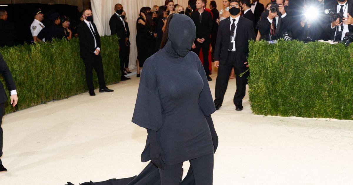 Read more about the article Kim Kardashian revient sur son look fou du Met Gala : “Je me suis battue contre”