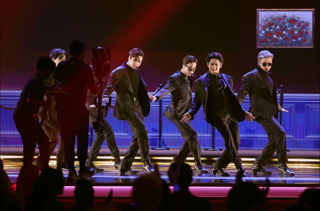 You are currently viewing BTS channels James Bond and flirts with Olivia Rodrigo at Grammy presentation