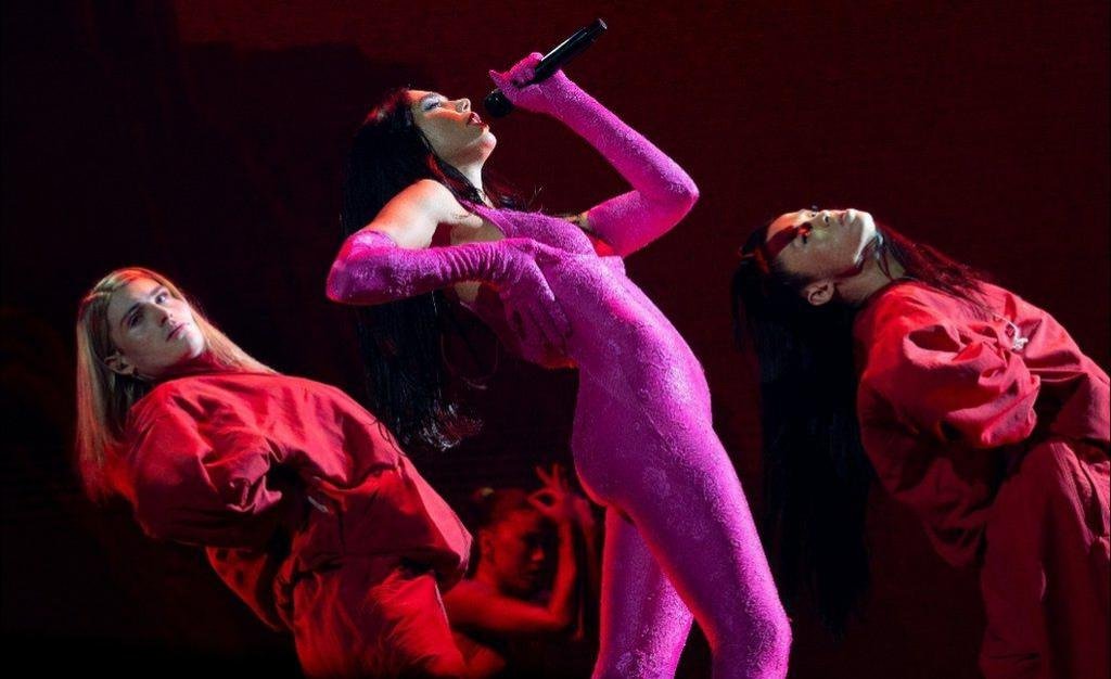 You are currently viewing Dua Lipa’s Future Nostalgia tour reaffirms her status as the top pop star in the United Kingdom.