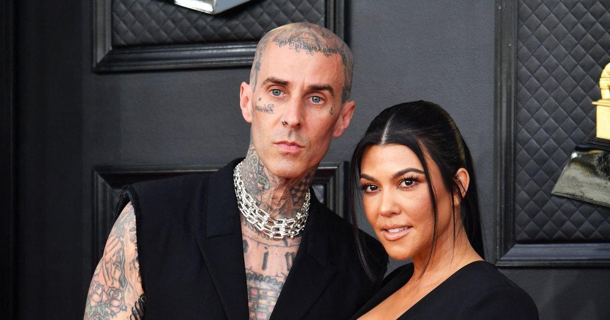 You are currently viewing KOURTNEY K AND TRAVIS BARKER GET MARRIED AT THE CHAPEL IN LAS VEGAS!!!