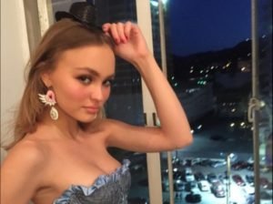 Read more about the article Lily-Rose Depp’s snapshot of Johnny Depp and Amber Heard following their split generated quite a commotion.