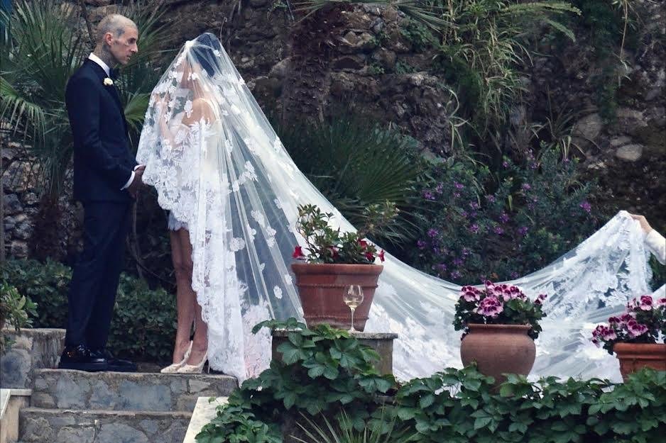 You are currently viewing Kourtney Kardashian marries Travis Barker.In Italia