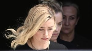 Read more about the article Amber Heard’s fans have started GoFundMe campaigns to assist her pay Johnny Depp.