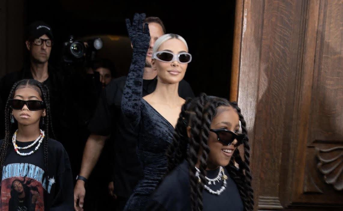 You are currently viewing Kim Kardashian: Sage in Paris with her daughter North and her mother, in front of mysterious and loving Nicole Kidman.