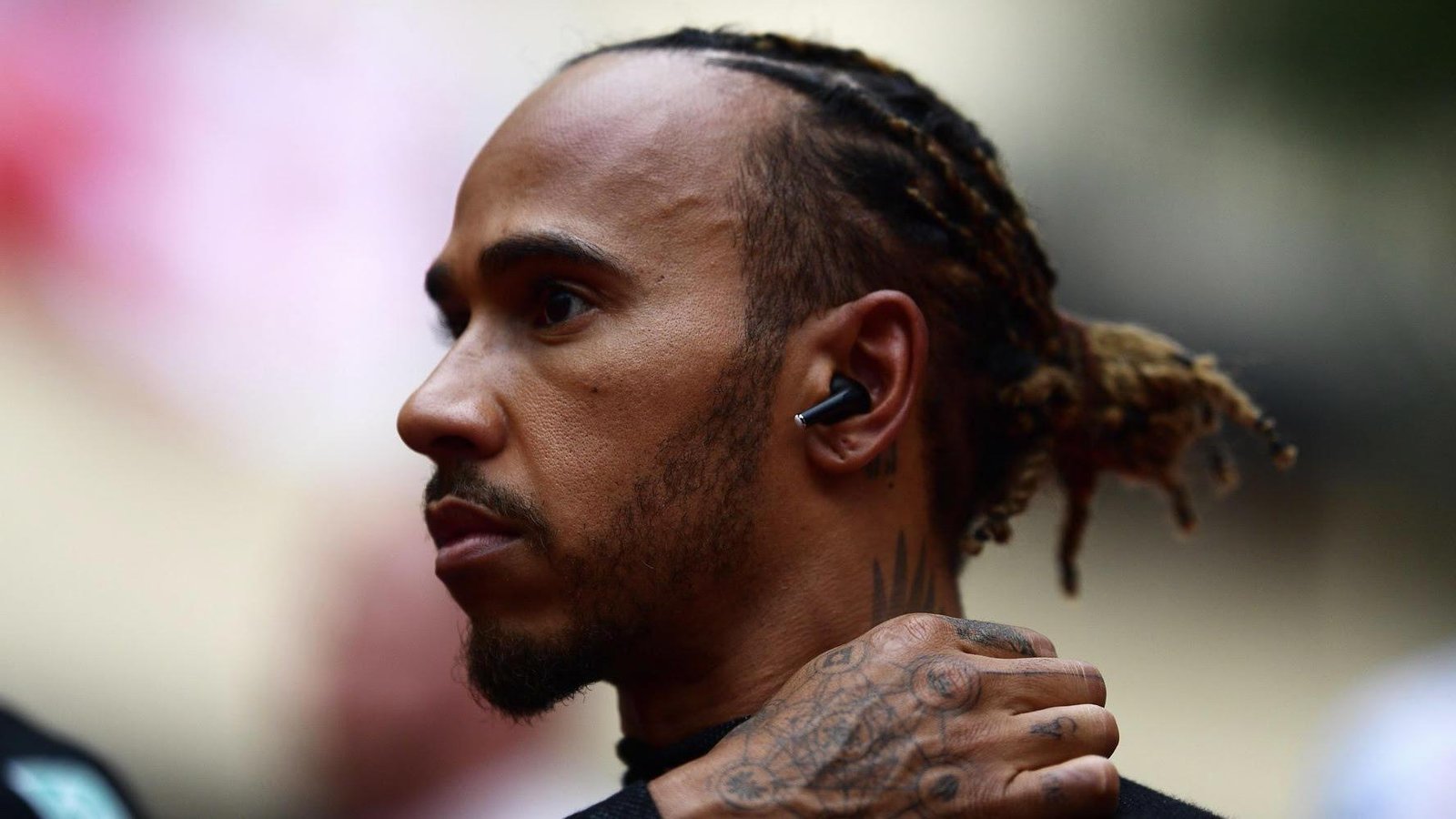 You are currently viewing Lewis Hamilton soon deprived of Grand Prix because of… his piercing?