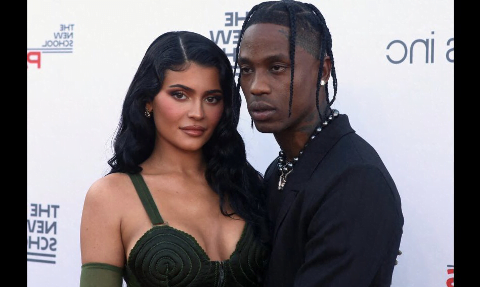 You are currently viewing Travis Scott targeted by a projectile in a middle of a concert