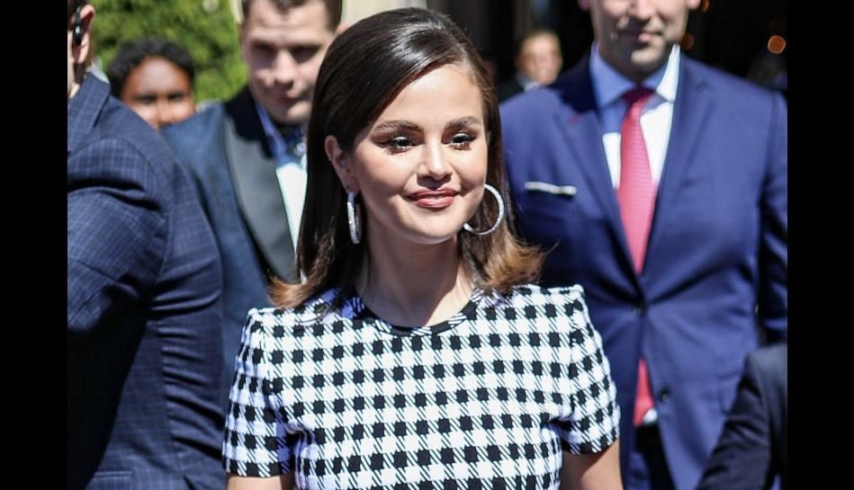 You are currently viewing Selena Gomez close to a beautiful kid in the cinema