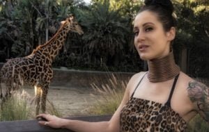 Read more about the article Giraffe Woman Finally Removes Her Neck Rings After Five Years.