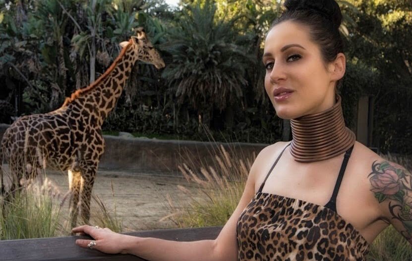 Read more about the article Giraffe Woman Finally Removes Her Neck Rings After Five Years.