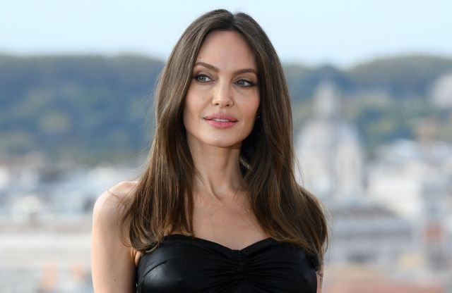 Read more about the article Angelina Jolie: The belly in the air in a total black look, the actress simply sublime.