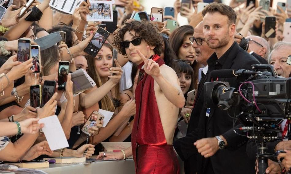 You are currently viewing Timothée Chalamet : breaks the codes on the red carpet.