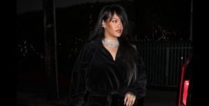 Read more about the article Rihanna very glamorous in velvet and large necklace.