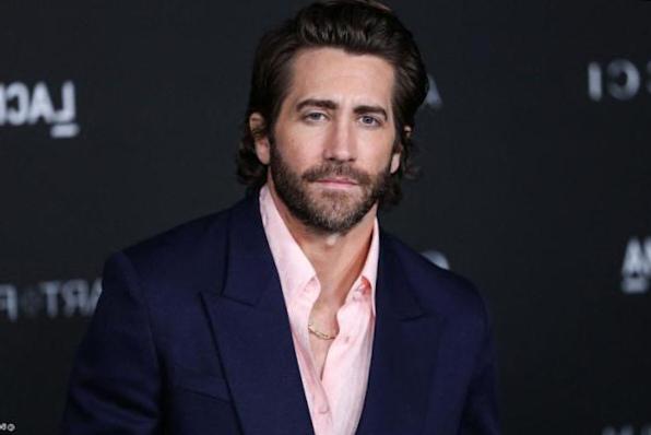 You are currently viewing Jake Gyllenhaal in a relationship