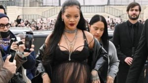 Read more about the article Rihanna Pregnant : bold neckline, sequins and huge naked belly