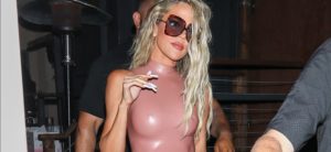 Read more about the article Khloe Kardashian looks like her sister Kim.K in a latex garment.