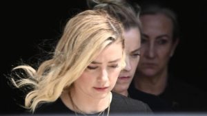 Read more about the article Amber Heard’s fans have started GoFundMe campaigns to assist her pay Johnny Depp.
