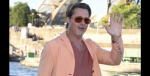 Read more about the article Brad Pitt surprises in a salmon pink suit alongside ultra-sexy