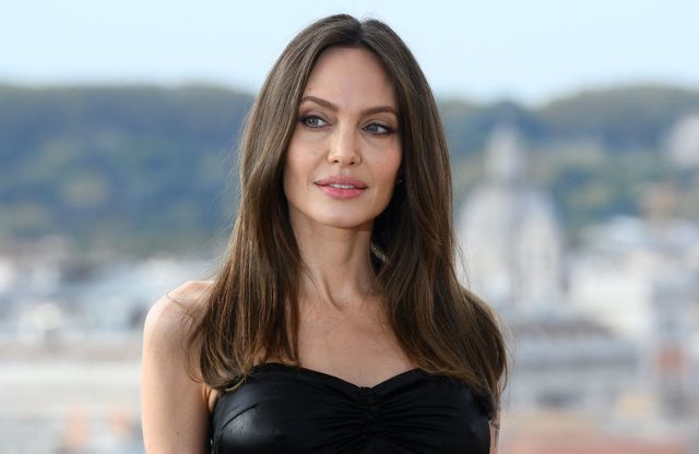 You are currently viewing Angelina Jolie: The belly in the air in a total black look, the actress simply sublime.