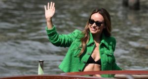 Read more about the article Olivia Wilde in a visible bra: sexy look
