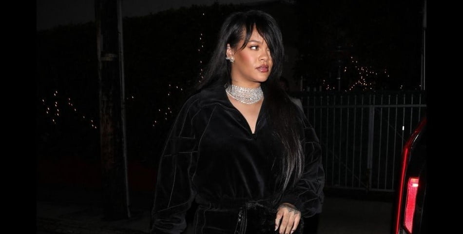 Read more about the article Rihanna very glamorous in velvet and large necklace.